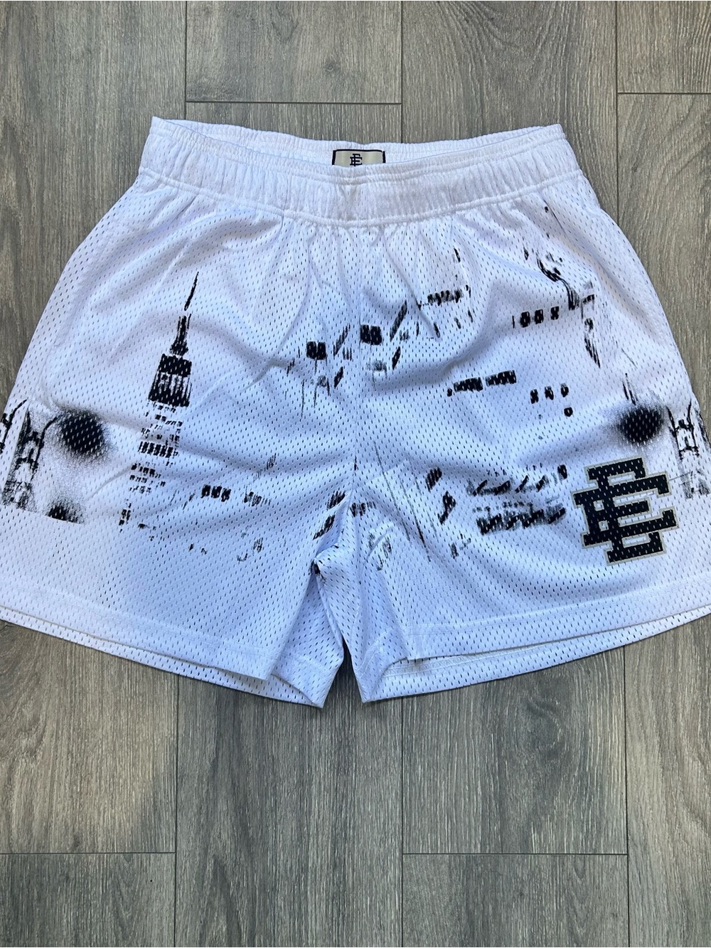 Size Large | Eric Emanuel White Skyline EE-shorts